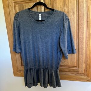 Lululemon size 4 women’s shirt. Great condition.